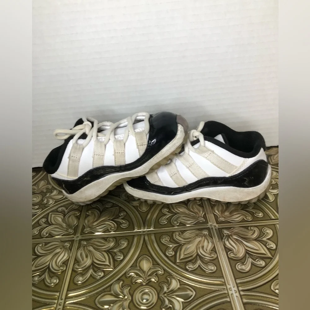 Jordan Kids Black and White Sneakers size 6C